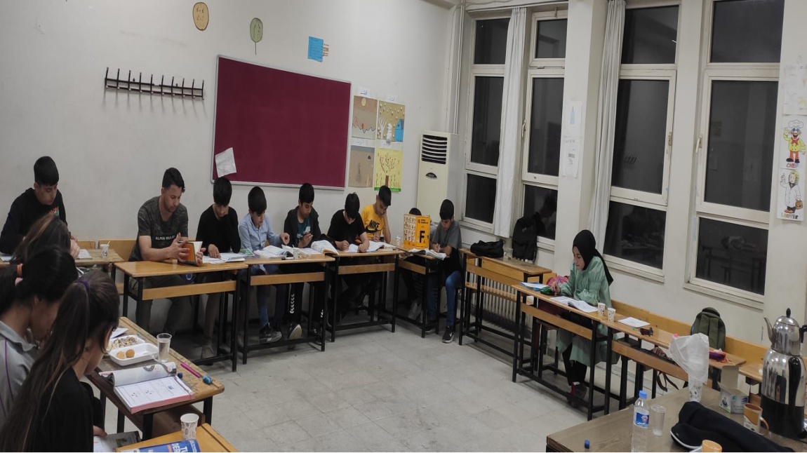 LGS sınavına hazırlıklarımızı yoğunlaştırdık.Okul Müdür Yardımcısı Sedat ÇINAR'ın gönüllü olarak başlattığı sınava hazırlık her gün gece 20:00 kadar devam etmektedir.Değerli katkılardan dolayı  hocamızı kutlarız.